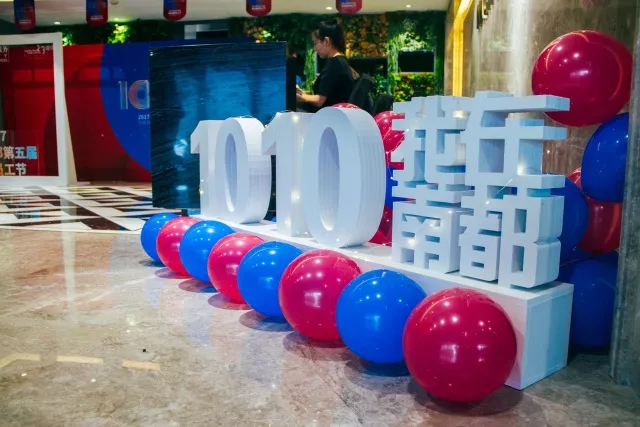 大家好，介绍一下，这是宝运莱的老员工节！